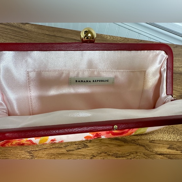 Banana republic clutch pink with roses like new - Picture 4 of 6